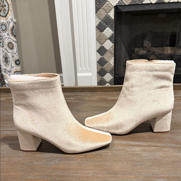 New Journee Womens Hazara Square Toe
Block Heel Ankle Booties Tan Velvet 10 - Picture 3 of 14
